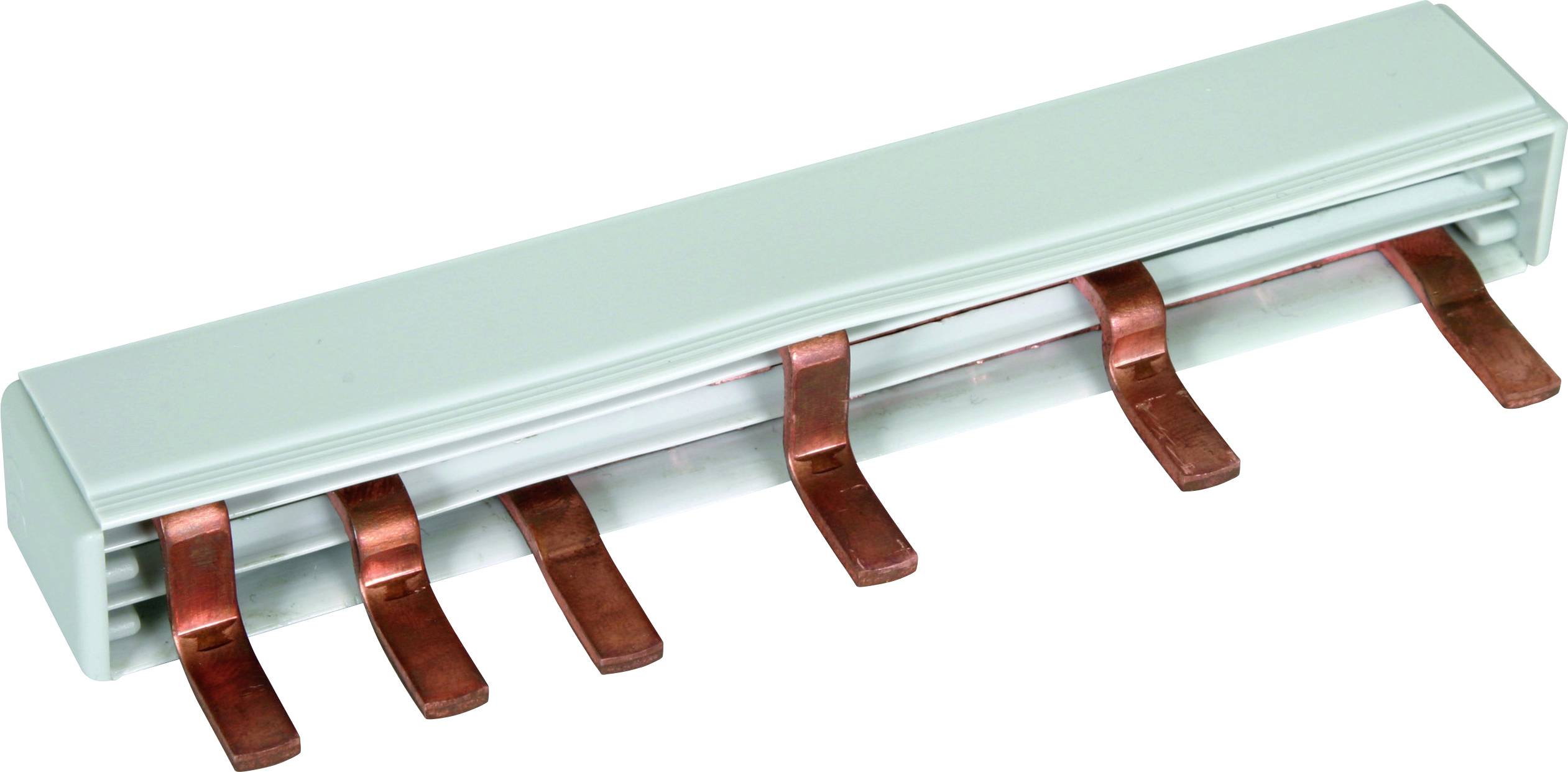 Ein horizontaler Kupferleiter mit fünf abgehenden Kontakten, isoliert durch eine graue Abdeckung, Teil eines elektrischen Verteilers.