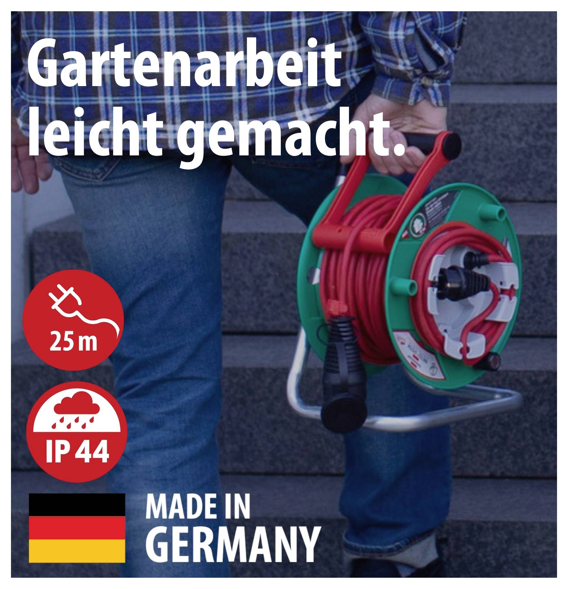 Person trägt eine rote Kabeltrommel im Garten; Text: 'Gartenarbeit leicht gemacht.', '25 m', 'IP44', 'MADE IN GERMANY'.
