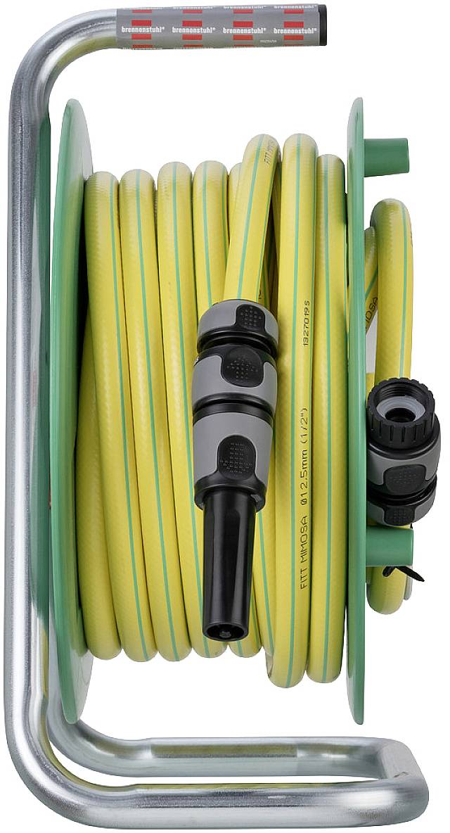 Ein gelb-grüner Gartenschlauch ist auf einer Metalltrommel aufgewickelt, mit schwarzen Anschlussstücken an den Enden.