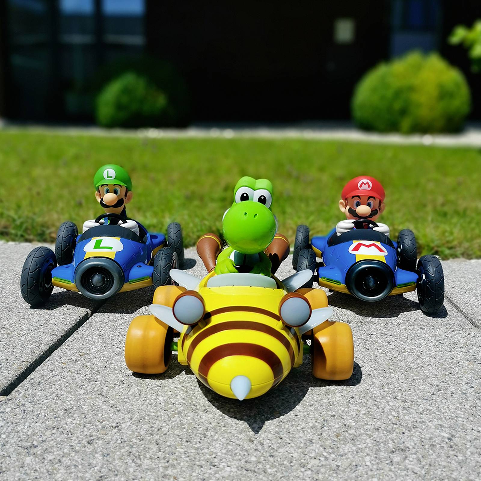 Carrera RC 370181065 Mario Kart Bumble V, Yoshi 1:18 RC Einsteiger Modellauto Elektro Straßenmodell