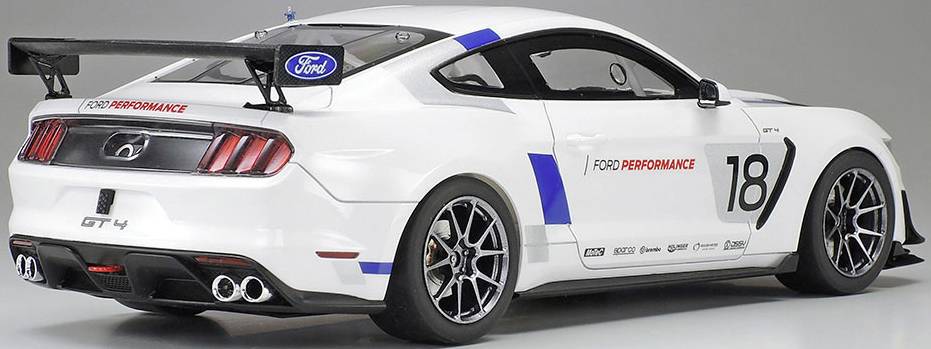 Weißer Ford Performance GT4 Rennwagen mit Startnummer '18'. Sportliches Design mit Heckspoiler und markanten Felgen.