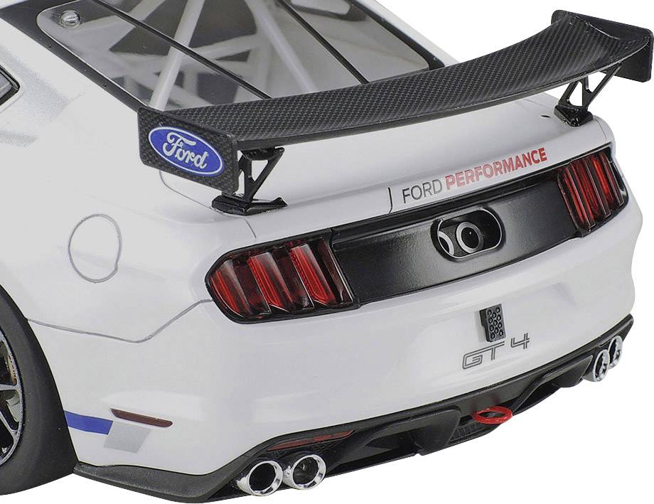 Rennwagen-Heckansicht mit großem Spoiler, roten Rücklichtern und Ford-Logo. Markante Sportabgasanlage und 'GT4'-Schriftzug.