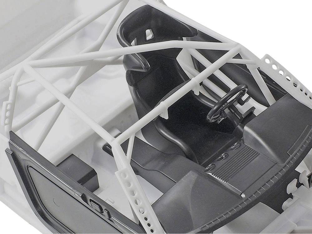 Innenraum eines Modellautos mit Rennsitz, Überrollkäfig und Lenkrad aus schwarzem und weißem Kunststoff.
