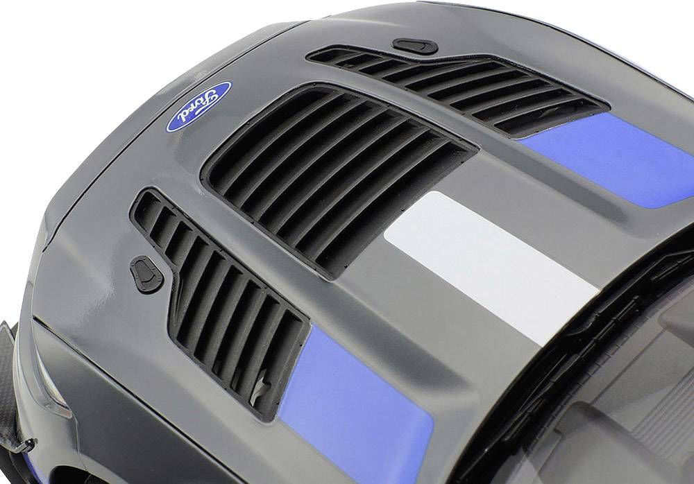 Nahaufnahme eines grauen Autos mit blauen und weißen Streifen auf der Haube und Lüftungsschlitzen, Marke 'Ford' sichtbar.