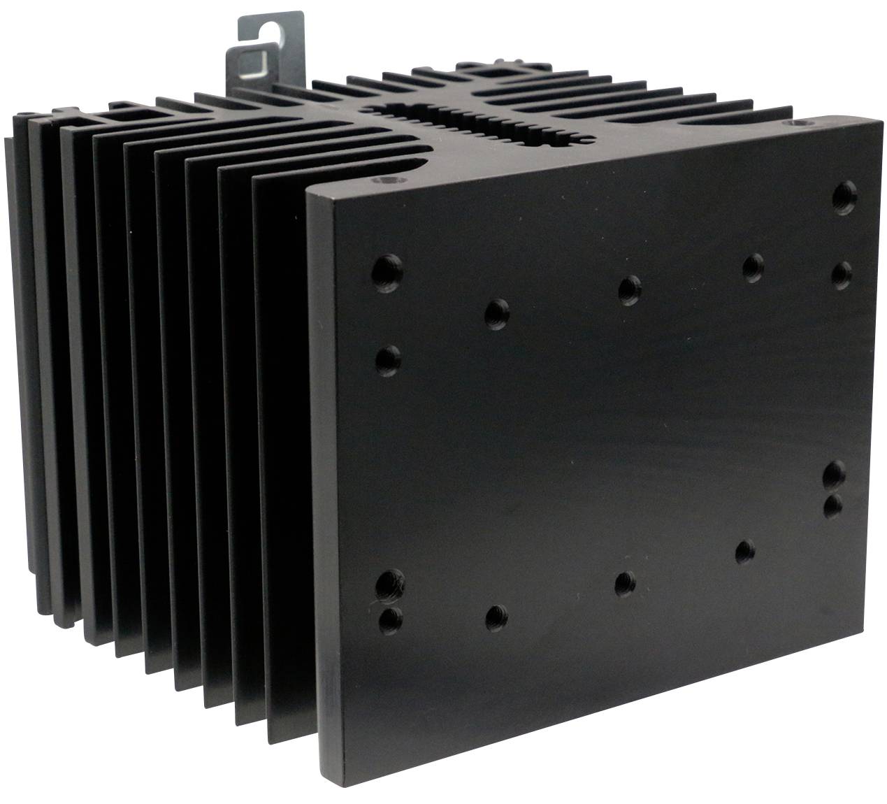 Ein rechteckiger, schwarzer Kühlkörper mit mehreren Lamellen zur Wärmeableitung, geeignet für elektronische Bauteile.
