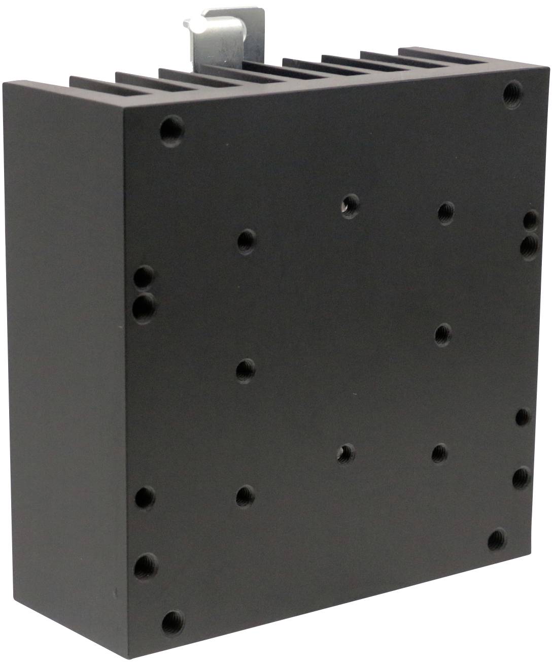 Ein quadratischer schwarzer Kühlkörper mit Kühlrippen oben und Löchern auf der Vorderseite, aus Metall.