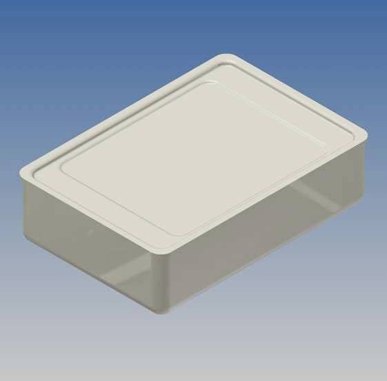 Rechteckige, durchsichtige Plastikbox mit Deckel, schwebend vor blauem Hintergrund.