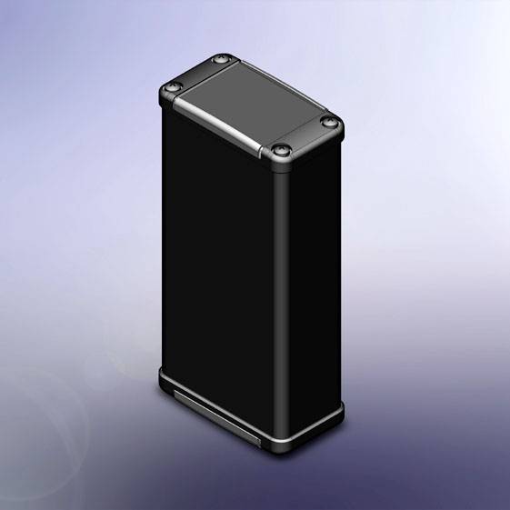 Schwarze, rechteckige Box mit metallischen Kanten auf grauem Hintergrund, möglicherweise technisches Gerät oder Gehäuse.