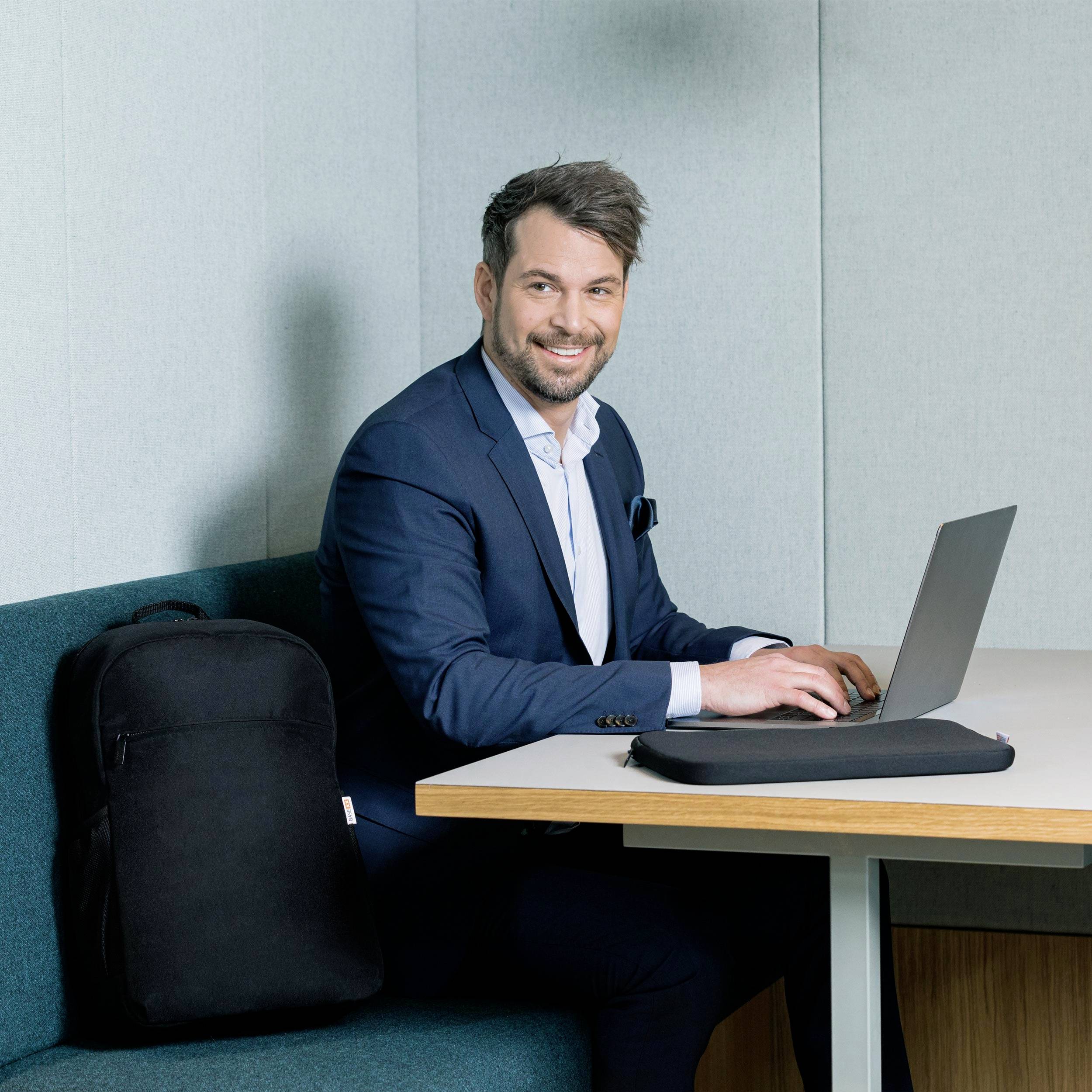 Dicota Notebook Hülle BASE XX Passend für maximal: 39,6 cm (15,6") Schwarz