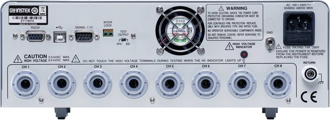 Die Rückseite eines elektrischen Testgeräts mit mehreren Anschlüssen und einem Lüfter. Warnhinweise und technische Details sind abgebildet.