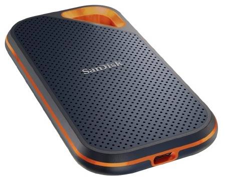 Externe SanDisk SSD, schwarz-orange, mit perforierter Oberfläche und USB-C Anschluss.