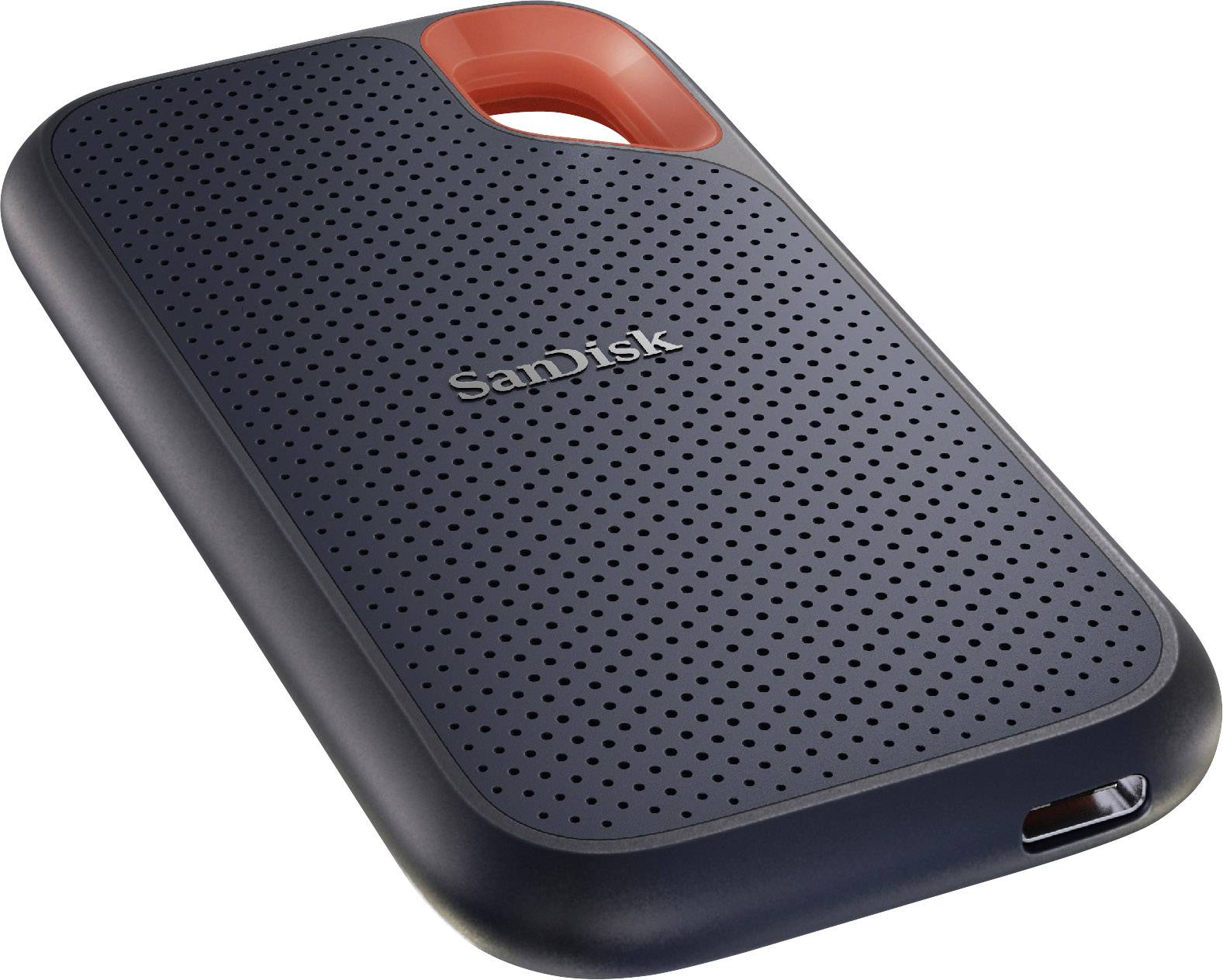 Externe SSD von SanDisk, schwarz mit roten Akzent. Das Gerät hat eine rechteckige Form und ist mit einem perforierten Muster versehen.
