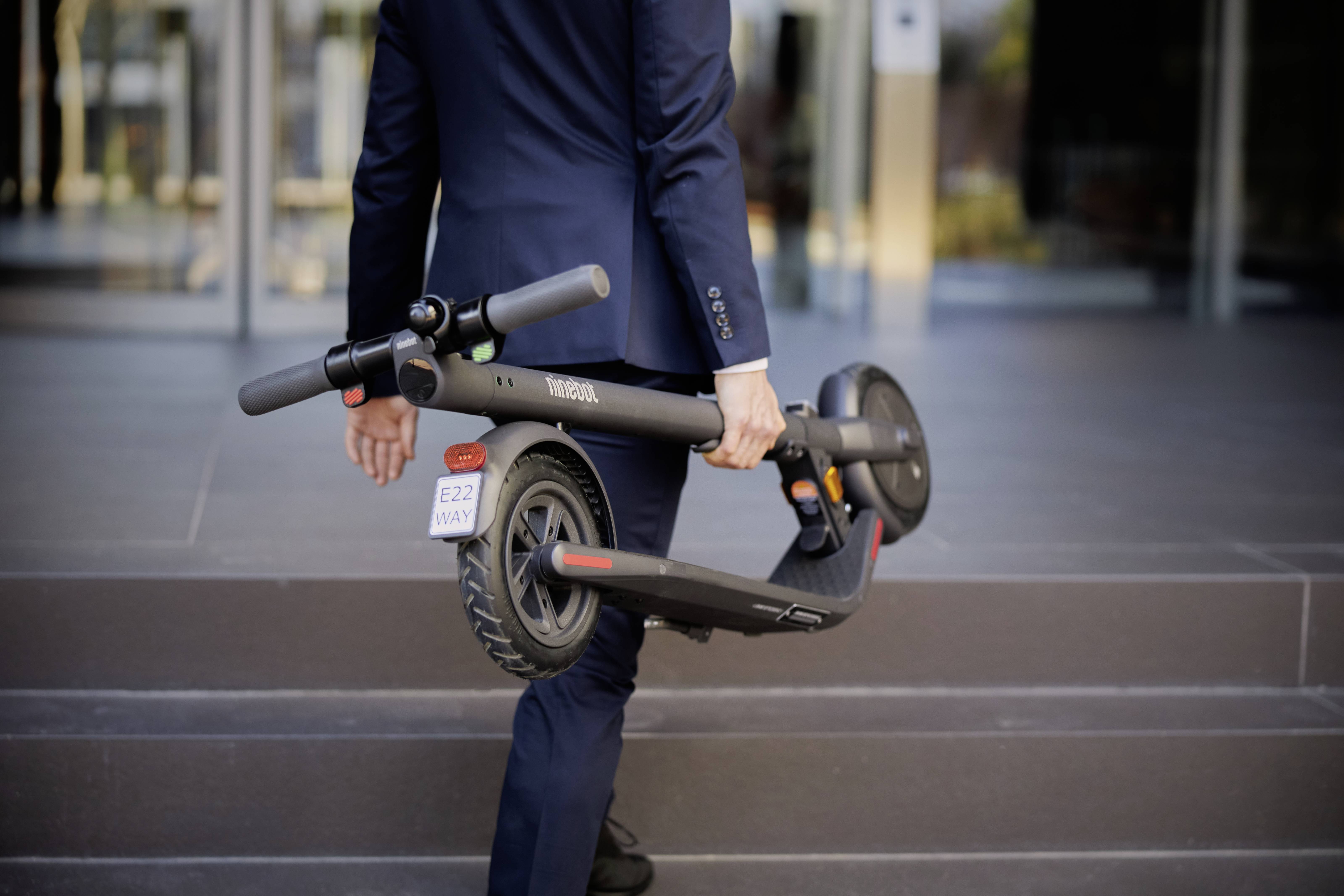 Segway Ninebot E22D by Segway E-Scooter Schwarz Li-Ion 36 V 5.1 Ah Straßenzulassung: Deutschland