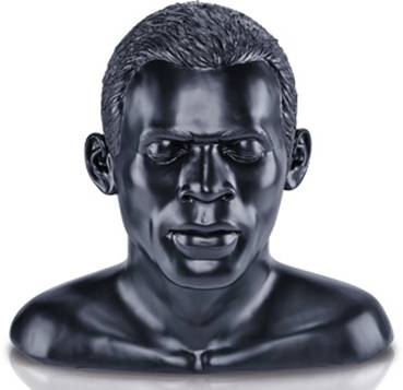 Büste eines unbekannten Mannes aus schwarzem Material, mit kurz geschnittenem Haar und neutralem Gesichtsausdruck.