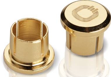 Zwei goldene Steckergehäuse aus Metall, einer geöffnet, der andere geschlossen mit einem Symbol auf der Oberseite.