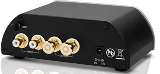 Ein schwarzer Audioverstärker von hinten, zeigt Anschlüsse: zwei Eingänge und zwei Ausgänge mit goldenen Steckern, sowie einen Stromanschluss.