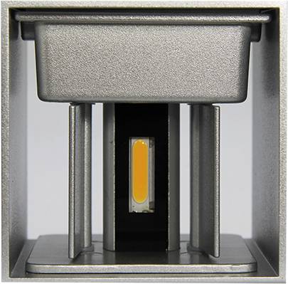 Ein rechteckiges silbernes LED-Wandleuchte, zeigt ein inneres, längliches gelbes Glühlicht. Eignet sich für moderne Raumbeleuchtung.