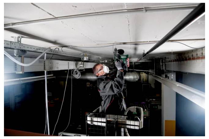 Eine Hand führt eine Batterie in einen Metabo-Staubsauger ein und zeigt, wie man das Gerät mit Strom versorgt.