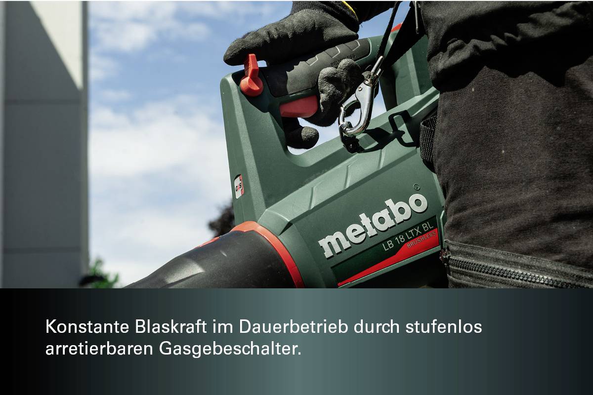Person hält einen Laubbläser mit rot-schwarzem Griff, Text auf Gerät: 'metabo'. Bildunterschrift: Konstante Blaskraft im Dauerbetrieb durch stufenlos arretierbaren Gasgebeschalter.