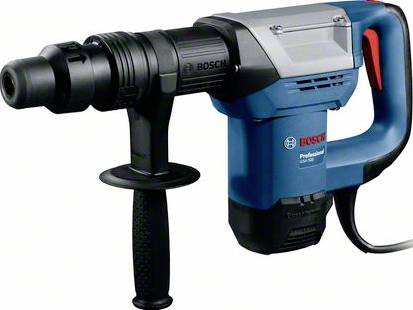 Ein blauer, elektrischer Bohrhammer mit schwarzem Griff und roten Akzenten, markiert mit 'Bosch Professional'. Geeignet für schwere Bohrarbeiten.