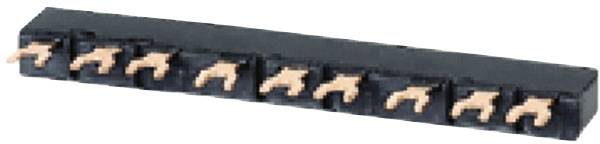 Schwarze elektrische Klemme mit sieben Kupferkontakten in einer Reihe.