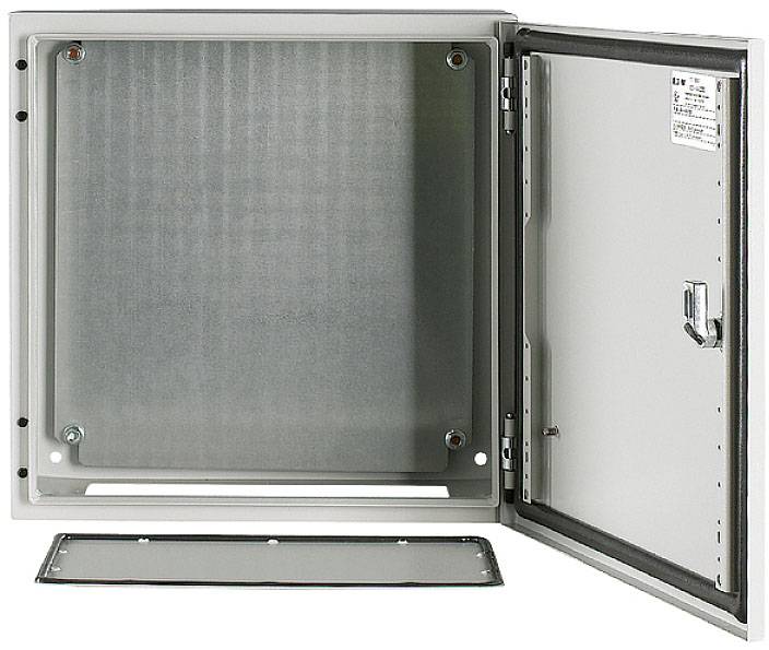 Metallkasten mit geöffneter Tür, zeigt Innenraum und abgenommene Frontabdeckung. Geeignet zur Unterbringung elektrischer Komponenten.