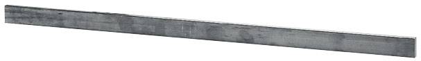 Ein langer, rechteckiger Metallstreifen, möglicherweise ein Rohmaterial oder Teil eines größeren Bauwerks. Das Material ist grau und hat eine glatte Oberfläche.