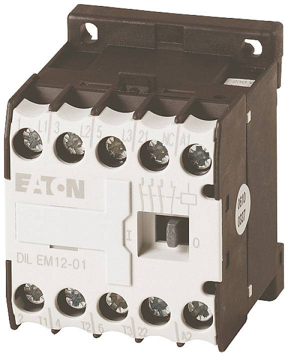 Ein brauner Schütz mit sechs Schraubklemmen, der Marke Eaton. Auf der Vorderseite befindet sich die Aufschrift 'DIL EM12-01'.