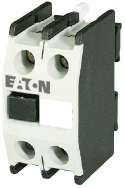 Ein elektrischer Schaltkontaktblock von Eaton mit schwarzem Kunststoffgehäuse, geeignet zur Erweiterung von Hauptschalterfunktionen.