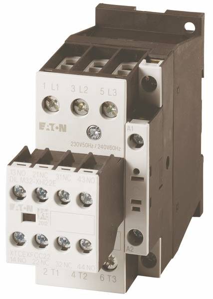 Braunes elektrisches Schütz mit mehreren Anschlüssen und beschrifteten Klemmen. Markennamen und Spannungsspezifikationen oben sichtbar.