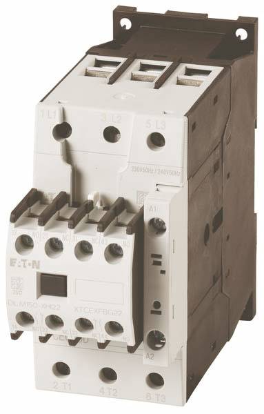 Ein dreiphasiger Schütz mit mehreren Schraubklemmen, typischerweise verwendet zum Schalten elektrischer Motoren in industriellen Anwendungen.