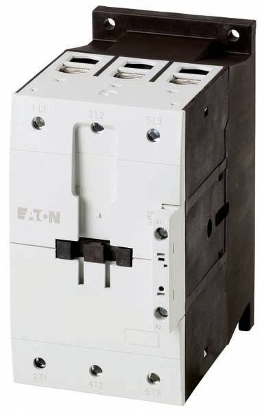 Elektromagnetischer Schütz mit schwarzer Vorderseite und weißer Rückseite. Drei Hauptanschlüsse oben, unten Steueranschlüsse.