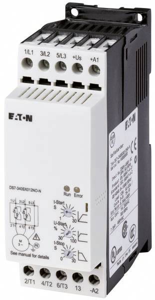 Ein Eaton-Softstarter-Modul mit Anschlüssen, Steuerknöpfen und Etiketten mit technischen Spezifikationen, zur Steuerung von Motoren.
