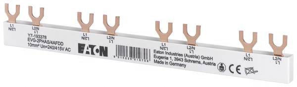 Ein Sammelschienenverbinder von Eaton mit acht Anschlussstellen, geeignet für 3-Phasen-Systeme, gekennzeichnet mit L1, L2, L3, NC.