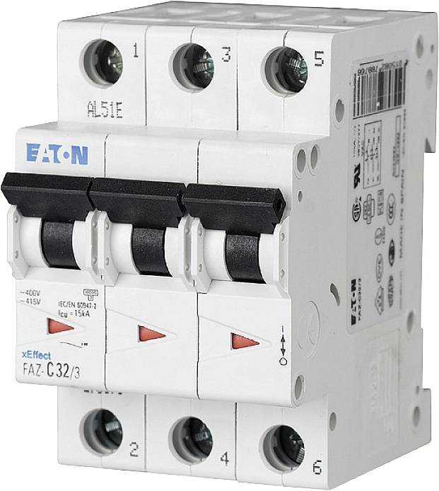 Ein dreipoliger Leistungsschalter von Eaton für den Schutz elektrischer Stromkreise, Modell FAZ-C32/3, mit Kippschaltern und Anschlüssen.