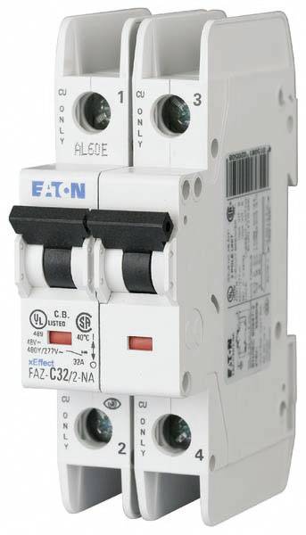 Doppelter Leistungsschalter der Marke Eaton, geeignet für 32 Ampere, mit Schutzschalter und Prüfsiegeln auf der Vorderseite.
