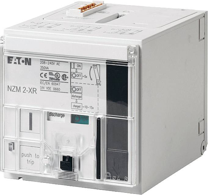 Ein elektrischer Leistungsschalter von Eaton, Modell NZM 2-XR, mit Drehschalter für Ein/Aus und Aufschrift 'push to trip'.