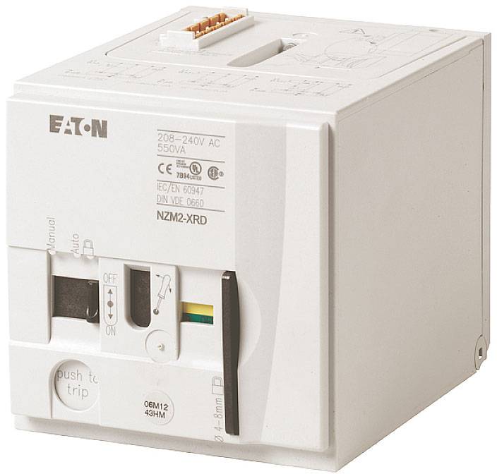 Ein weißer Leistungsschalter von Eaton, Modell NZM2-XRD, für Spannungen von 208-240 V AC und 550 VA, mit Schalter und Druckknopf.