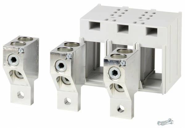 Metallische Kabelklemmen und eine Kunststoffhalterung für elektrische Verbindungen, abgebildet mit dazugehörigen Schrauben.