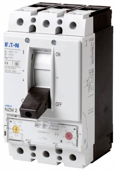 Leistungsschalter mit Hebel in der Position 'Off'. Beschriftungen für Spannung und Stromstärke. Produkt von Eaton, Modell NZM2.