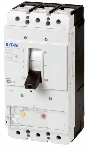 Ein dreipoliger Leistungsschalter von Eaton mit Schalter in der mittleren Position, gelber Testknopf und roter Indikator unten.
