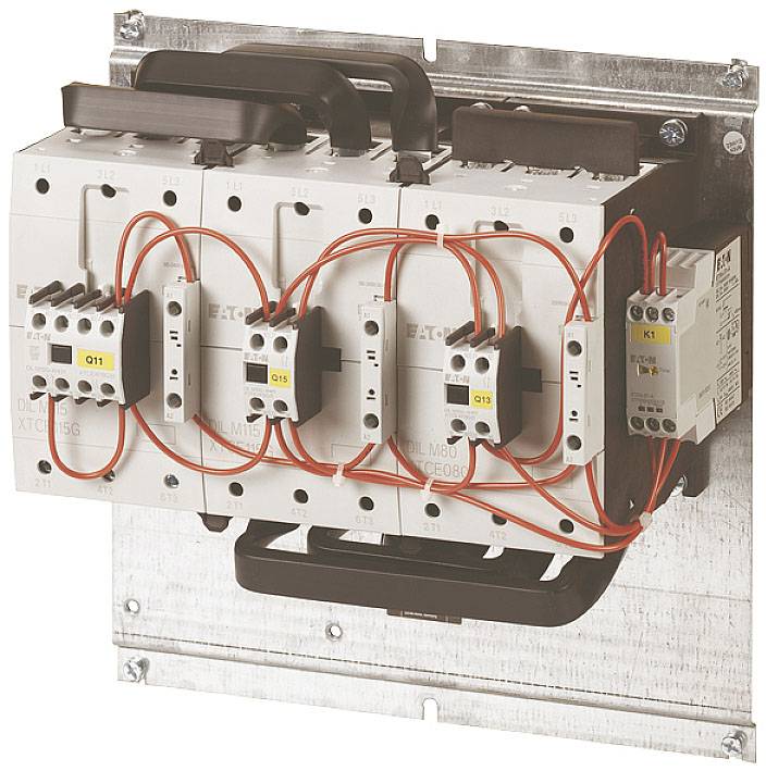 Schützbaugruppe mit mehreren Schützen, roten Kabeln und Montageschiene. Wird verwendet für Steuerung elektrischer Geräte.