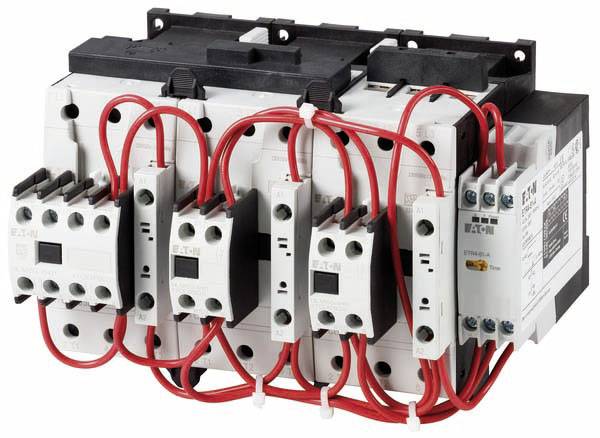 Ein elektrisches Schaltschütz mit mehreren roten Kabeln, das zur Steuerung von Maschinen oder elektrischen Systemen verwendet wird.