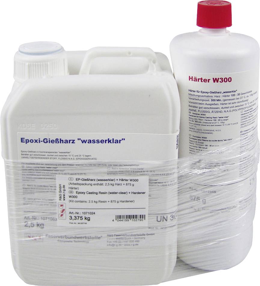 Behälter gefüllt mit Epoxi-Gießharz und Härter W300, beide in Kunststoffflaschen. Sie sind mit Plastikfolie zusammengebunden.