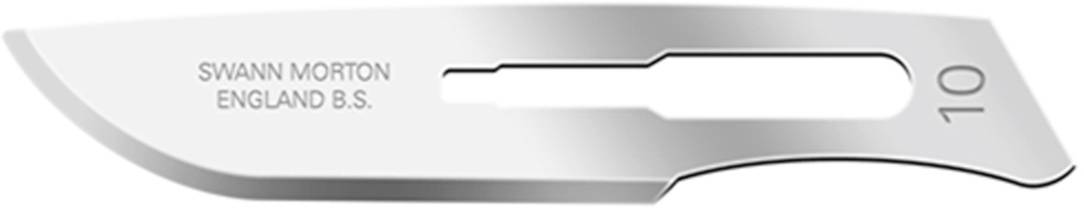 Abgebildet ist eine chirurgische Klinge von Swann Morton, England, Modellnummer 10, silbern glänzend, verwendet in Operationen.