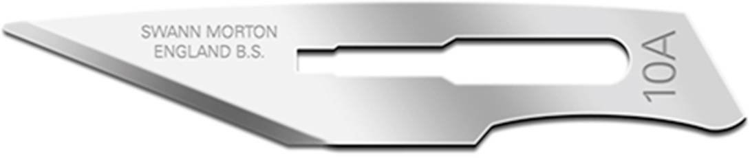 Chirurgische Klinge mit Beschriftung '10A'. Herstellername 'Swann Morton' eingraviert. Silberne, scharfkantige Schneide.