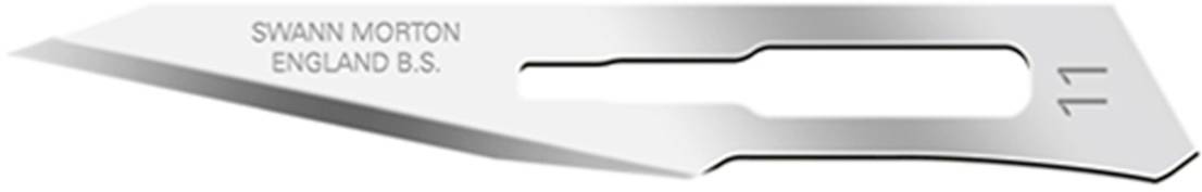 Ein Skalpellklinge, flach und silberfarben, mit der Aufschrift 'Swann Morton England S.S.'.  Entworfen für präzise chirurgische Anwendungen.