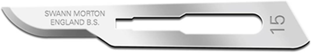 Chirurgische Skalpellklinge mit der Aufschrift 'Swann Morton England B.S. 15', aus glänzendem Metall für präzise Schnitte.
