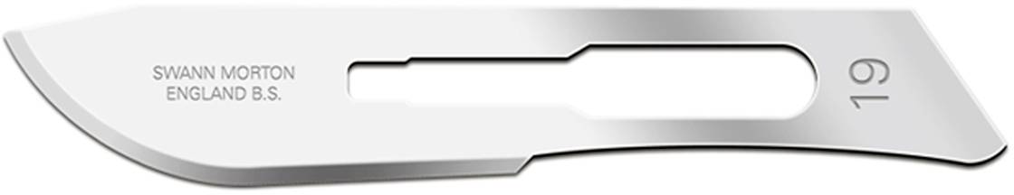 Ein Skalpellklinge mit der Aufschrift 'SWANN MORTON ENGLAND B.S.' und der Nummer '19'; verwendet für präzise Schneidarbeiten.