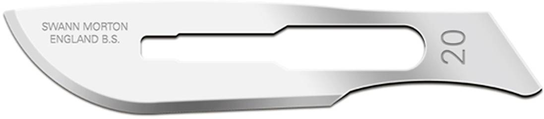 Chirurgische Klinge aus Edelstahl, beschriftet mit 'Swann Morton England B.S.' und der Zahl '20'. Klinge hat eine gebogene Schneide.